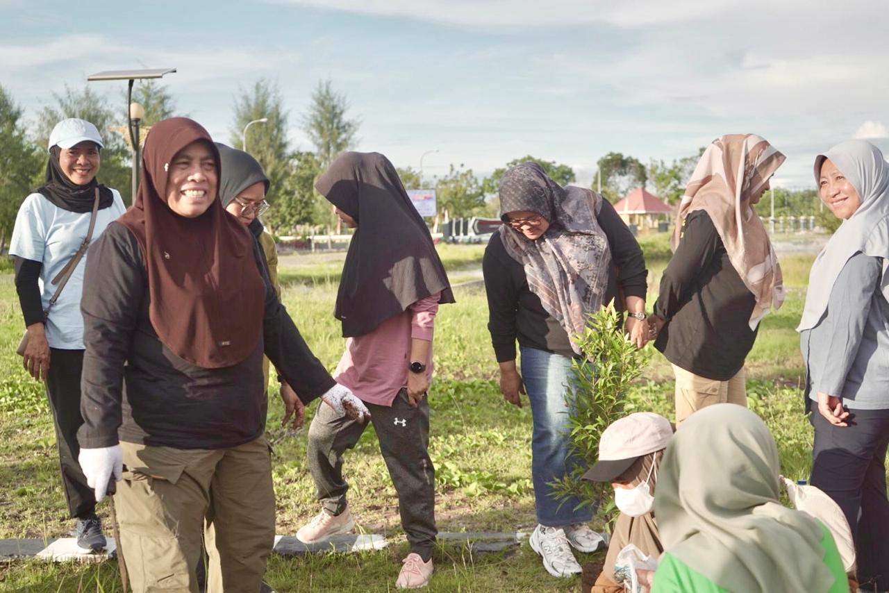 Hj. Sitinur Ubaid Pimpin Aksi Tanam Pohon di Kota Maba: Wujudkan Halmahera Timur yang Hijau dan Asri