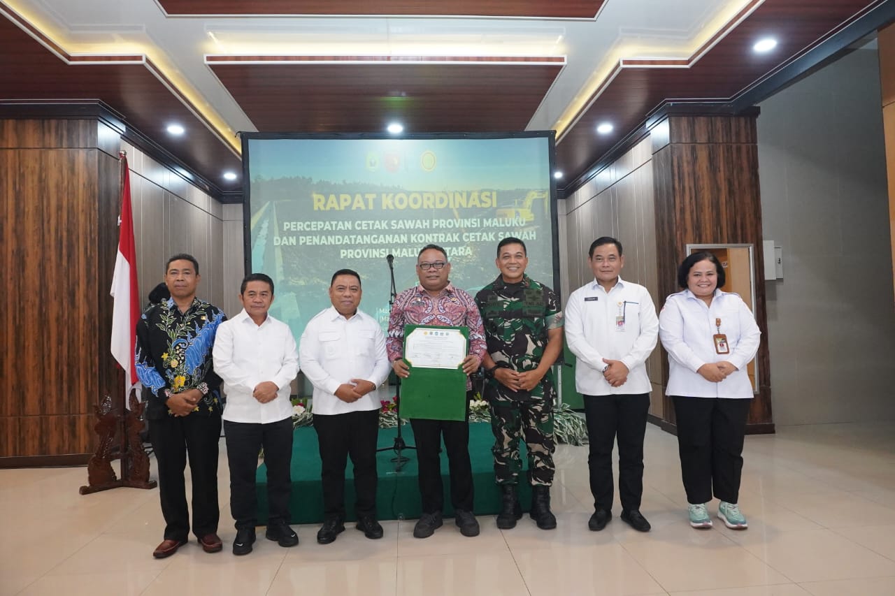 Hadiri Penandatanganan Kontrak Cetak Sawah di Markas Kodam XV Pattimura, Wabup Anjas Usulkan Tambah Kuota untuk Haltim