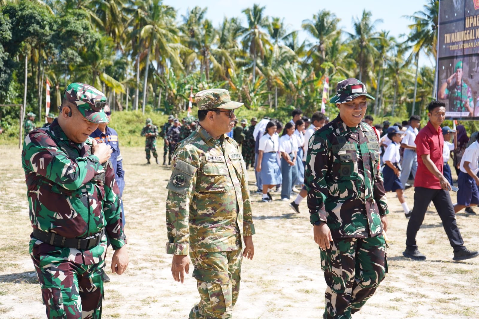 Hadiri Penutupan TMMD Ke-129 Kodim 1505/Tidore di Wasile Tengah, Bupati Halmahera Timur serahkan Bantuan kepada masyarakat