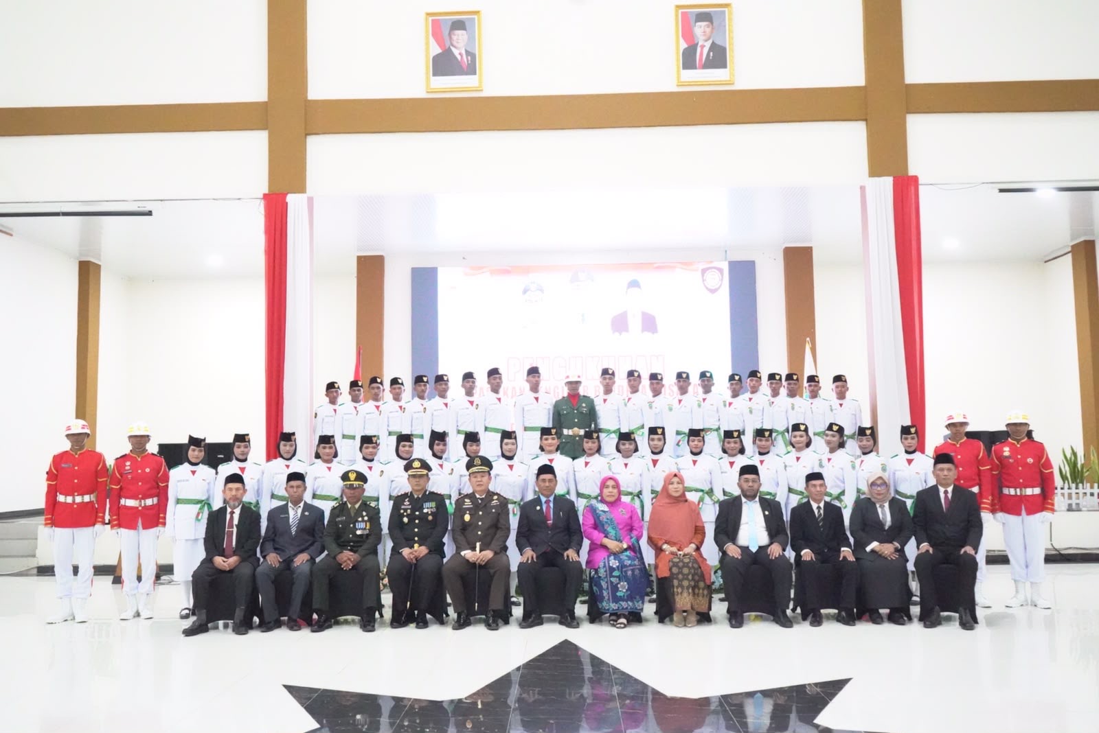 Bupati Halmahera Timur Kukuhkan 40 Paskibraka untuk Upacara HUT RI ke-81