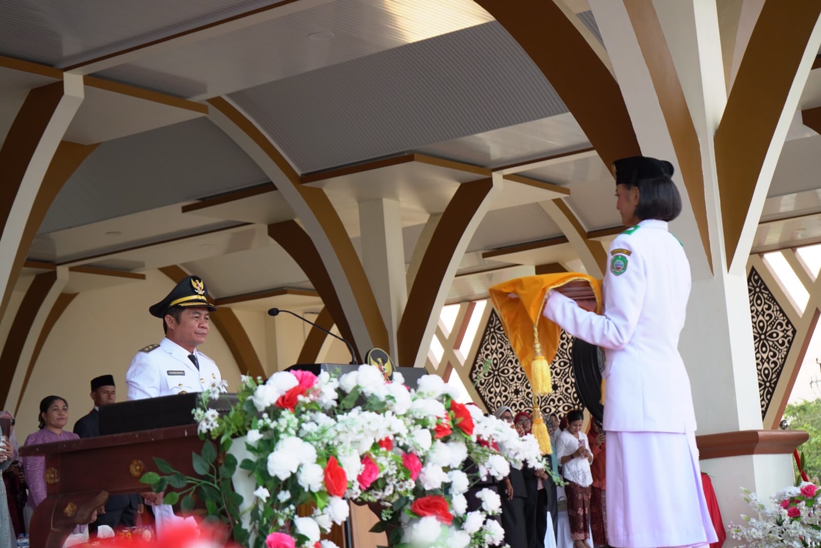 Wakil Bupati Halmahera Timur Anjas Taher Pimpin Upacara Penurunan Bendera Merah Putih