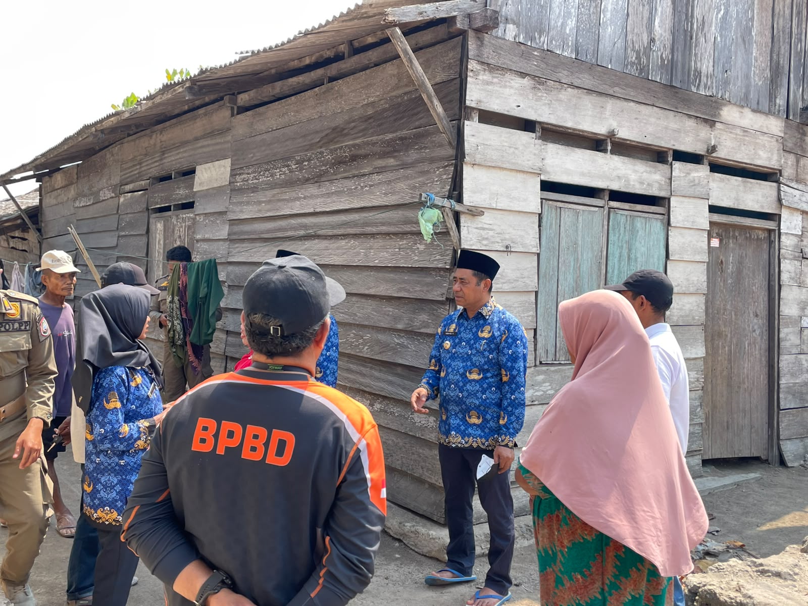 Bupati Ubaid Tinjau Dampak Gelombang Pasang di Lolobata, Pemkab Siapkan Langkah Penanganan